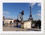 Paris-07 * VTT urbain devant la Tour Eiffel * 512 x 384 * (53KB)